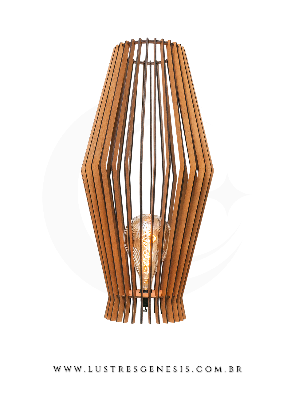 Luminária de chão Palmeira Ø43x87cm com acabamento em madeira imbuia, iluminando uma sala de estar moderna com sofá cinza, tapete felpudo e decoração de quadros na parede.